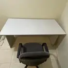 طاولة مكتب مع كرسي بحالة ممتازة   فرصة للجادين