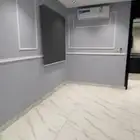 شقة جديدة للايجار حي السيف قريبه من البحر