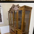 كنب تسع ومكيف وغرفة سفرة وطاولة تلفزيون