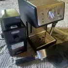 ماكينة قهوه ديلونجي مع طاحونة ديلونجي الاصليه ممتازه