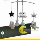 لعبه اطفال تتعلق ع السرير