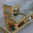طاوله ذهبي وفيها مرايا