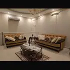 كنب كرسي نضيف مع طاوله