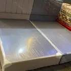 سرير خشب يوجد مراتب ومخدات ومفارش