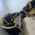 كنب بني وذهبي