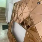 لوح من المريات ينحط عليه شاشه