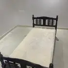 سرير سنديان مع مرتبه نظيف