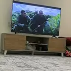 للبيع شاشه TCL مع طاوله