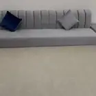 كنب مع طاولتين جانبيتين