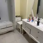 غرفه نوم وجلسه كنت مع الفرشه وطاولت تلفزيون