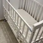 سرير اطفال لون ابيض