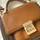 شنطة مايكل كورس نسائيه اصليه لون بني صغيره تكفي للجوال