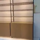 للبيع رفوف مع دواليب تخزين   طاولة كاشير