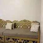 كراسي خشب مع الفرش والمخدات والستاره