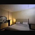 غرفة نوم مع مرايه ومدخل