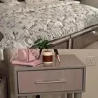 سرير مع طاولات جانبية