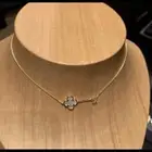 عقد من ماركة سي اتس كارولينا هريرا