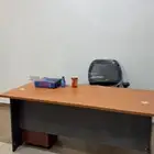 طاولة مكتب وكرسي ورف حديد مقاس مترين في مترين للبيع