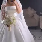 فستان عروس للبيع مع طرحه وجيبون ب 1000