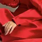 فستان احمر للبيع عندو ذيل من ورا يتركب ويتباعد عادي