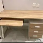 مكتب خشبي وطاولة كمبيوتر