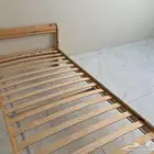 سرير خشبي
