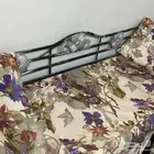 كراسي حديد نفر سليمه من الكسرو العدد خمسه مع اربع طاولات