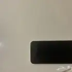 ايفون 11 ابيض فيه كسر من وراه