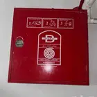 صندوق مياه مع خرطوم مياه دفاع مدني
