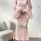 فستان وردي وفستان سماوي