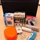 شنطة اسعافات اوليه تحتوي على جهاز سكر وجهاز ضغط