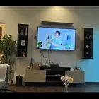 طاولة تلفزيون مع رفوف للبيع نظيفه وغير مخدوشه