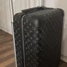 ودي مثل هذي الشنطه اللي عنده مثلها ويبي يبيعها يتواصل معي