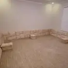 أبواب ومساند مع الفرش نظيفة جدا