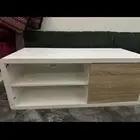 دولاب الشاشه للبيع لون ابيض و خشبي مترين الباب تنفتح