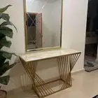 طاولة ومرايه