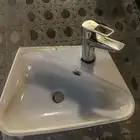 حوض مغسلة صغير مع الخلاط مستعمل نظيف