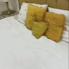 سرير نفرين للبيع مع طاولات جانبيه