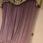 كنب عالي بحاله جيده طوله 6 4 معه اربع مراكي وخداديات وستار