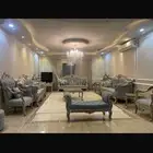 كنب ومعه طاوله كبيره وثنين خدمه