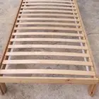 كرسي خشب شبه جديد