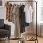 علاقة ملابس وعبايات