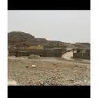 حوش مع غرف للاجار او للبيع في حي الحرزات موقع مميز ومرتفع