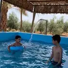 بيت ريفي فيه بركة سباحة للاطفال داخل مزرعة