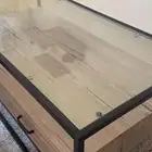 طاولة قزاز و خشب ثقيله و نظيفه استعمال سنه