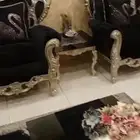كنب وطاولات وكرسي وفيه قطع زياده