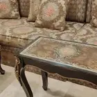 طقم كنب و طقمين طاولات خدمة و ستارة