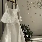 فستان زفاف كلاسيكي معه طرحه طويله على الواقع جميل جدا