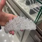 تاج عروسه لبسه وحده والله ويجنن بس مو مبين ف الصوره