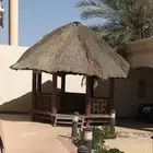 جلسة كوخ خشب اندونيسي من حدائق السلطان